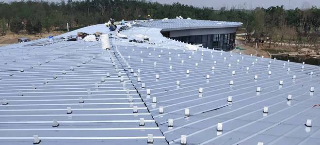 铝镁锰屋面板会被大风掀翻？抗风夹具是关键